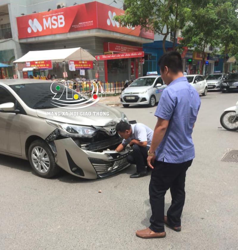 Chiếc Toyota Vios bị bung mặt ca-lăng trước Chiếc Toyota Vios bị bung mặt ca-lăng trước