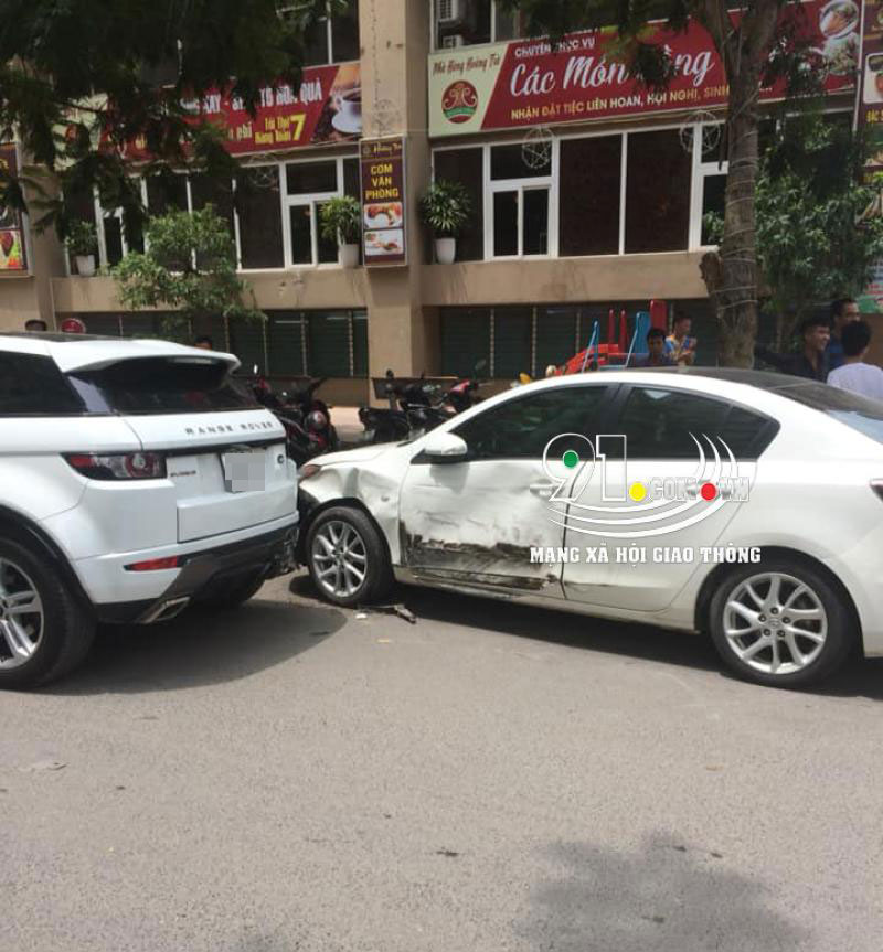 Chiếc Mazda3 biến dạng ở sườn xe và cản trước Chiếc Mazda3 biến dạng ở sườn xe và cản trước