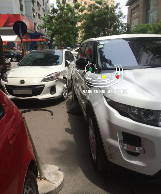 Chiếc Range Rover và Mazda3 va chạm với nhau trên đường Văn Khê Chiếc Range Rover và Mazda3 va chạm với nhau trên đường Văn Khê