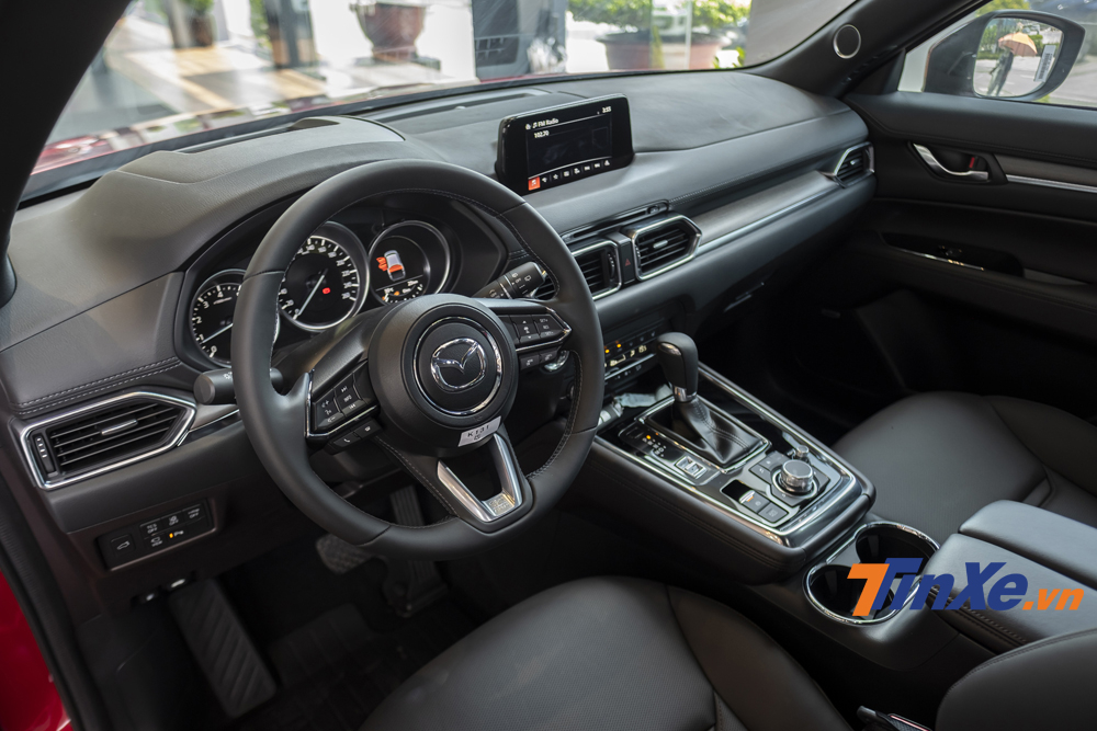 Nội thất bên trong Mazda CX-8 mang hơi hướng cao cấp nhờ vào những chi tiết như da Nappa, táp-lô ốp gỗ,... Nội thất bên trong Mazda CX-8 mang hơi hướng cao cấp nhờ vào những chi tiết như da Nappa, táp-lô ốp gỗ,...