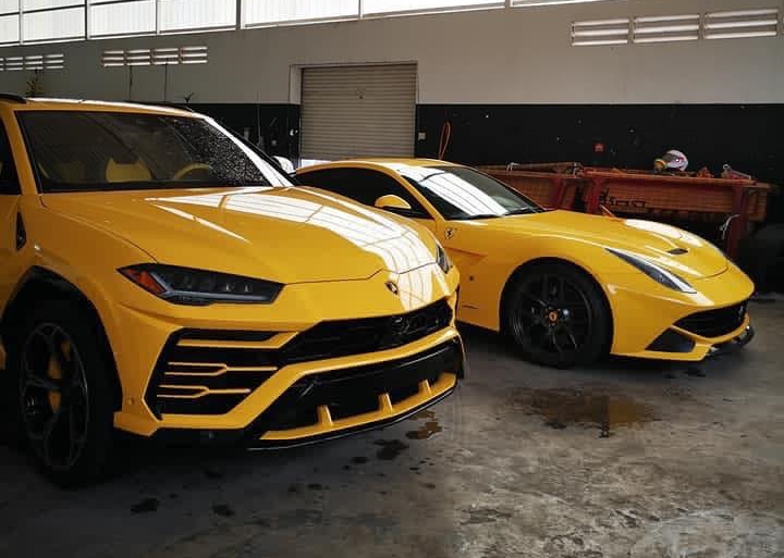 Lamborghini Urus và Ferrari F12 Berlinetta màu vàng