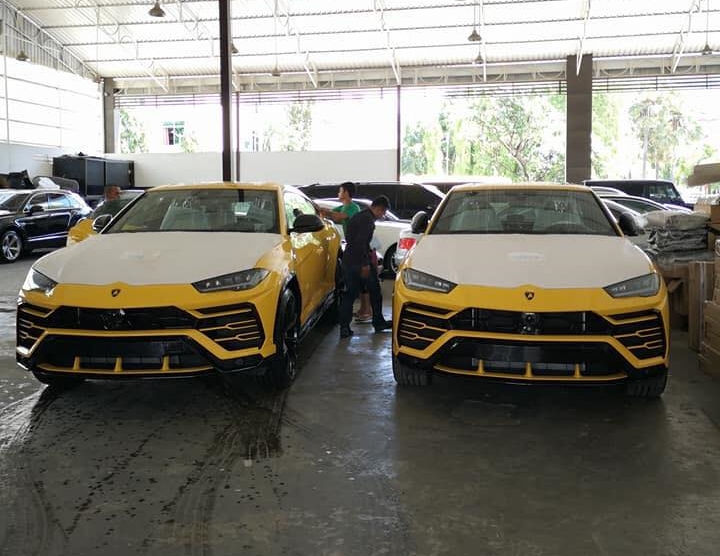 Một cặp Lamborghini Urus màu vàng