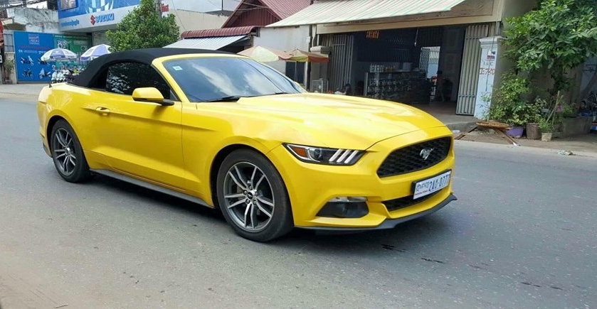Ford Mustang thế hệ thứ 6 khác màu vàng nhưng thuộc phiên bản mui trần