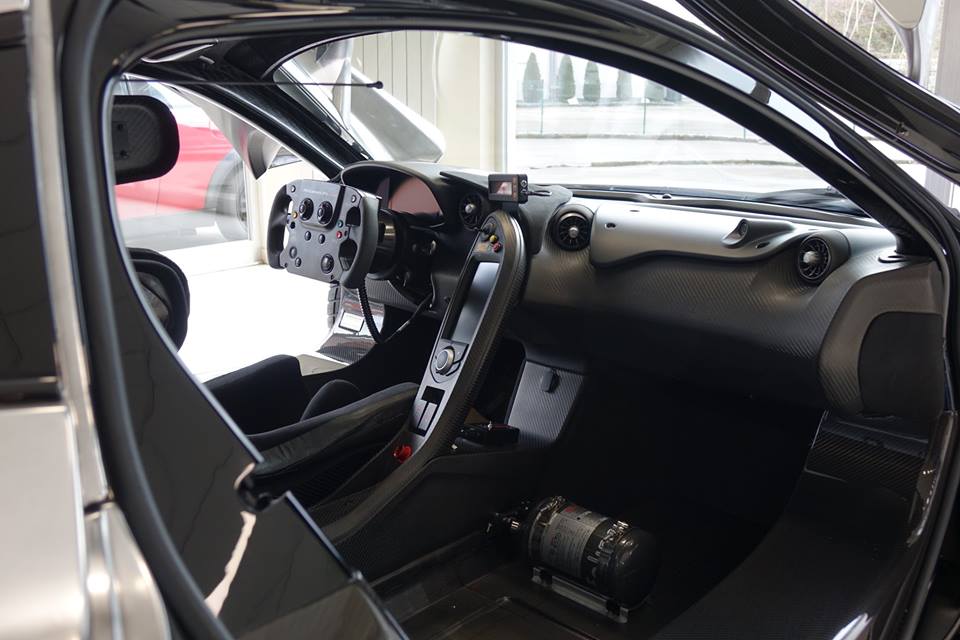 Vì là siêu xe đua nên nội thất của McLaren P1 GTR thiết kế tối giản Vì là siêu xe đua nên nội thất của McLaren P1 GTR thiết kế tối giản