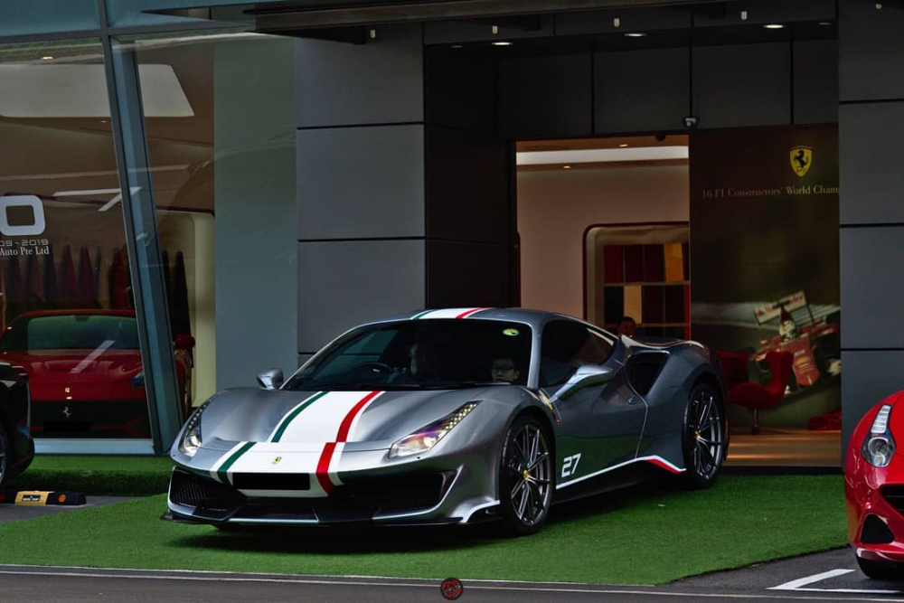 Siêu xe Ferrari 488 Pista Piloti xuất hiện trước đại lý Ferrari Singapore Siêu xe Ferrari 488 Pista Piloti xuất hiện trước đại lý Ferrari Singapore