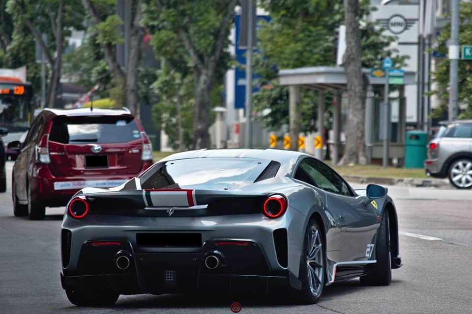 Siêu xe Ferrari 488 Pista Piloti trên đường phố Singapore Siêu xe Ferrari 488 Pista Piloti trên đường phố Singapore