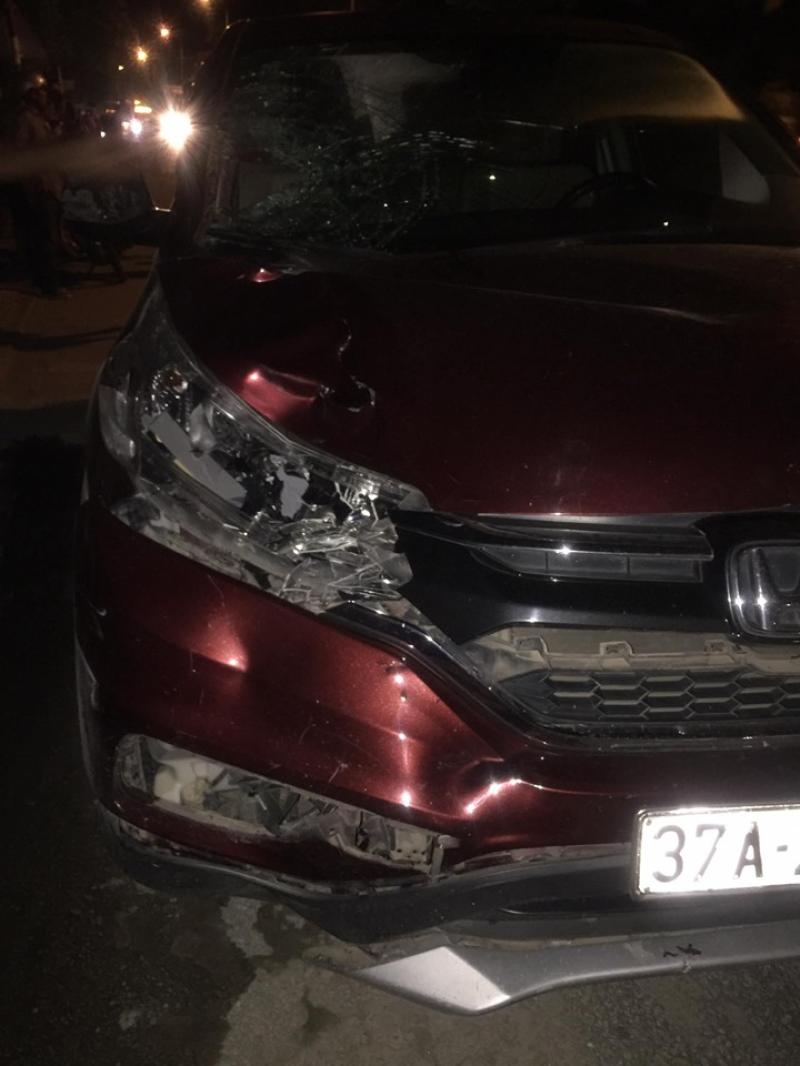 Chiếc Honda CR-V bị vỡ đầu xe sau vụ tai nạn Chiếc Honda CR-V bị vỡ đầu xe sau vụ tai nạn