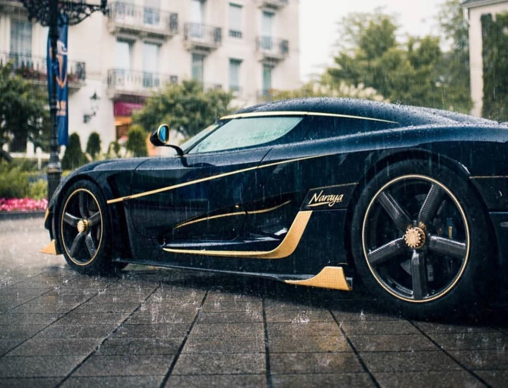  Chiếc Koenigsegg Agera RS Naraya của thiếu gia Thái Lan có hàng loạt chi tiết làm từ vàng lá 18K và đính 155 viên kim cương nhân tạo lấp lánh