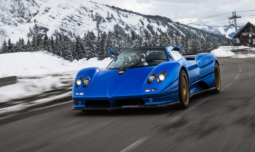 Chiếc Pagani Zonda S Roadster của Pasin Lathouras có màu xanh dương rất đẹp mắt