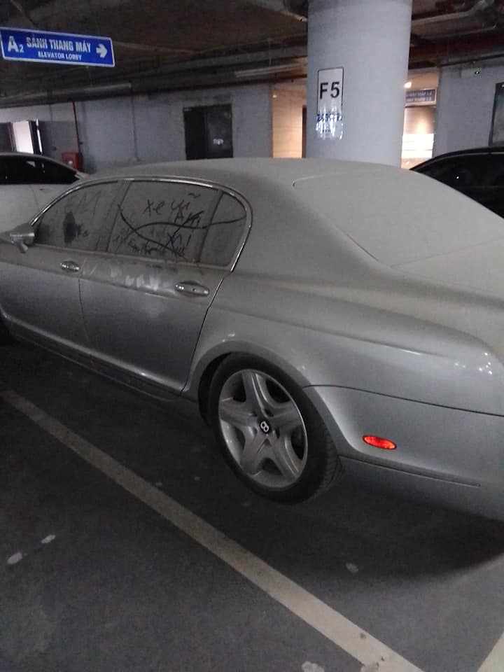 Xe siêu sang tiền tỷ Bentley bị bắt gặp đóng bụi dày đặc tại hầm đỗ xe ở Hà Nội