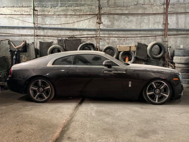 Xót xa với hình ảnh Rolls-Royce Wraith ở Việt Nam làm bạn với bụi trong một garage