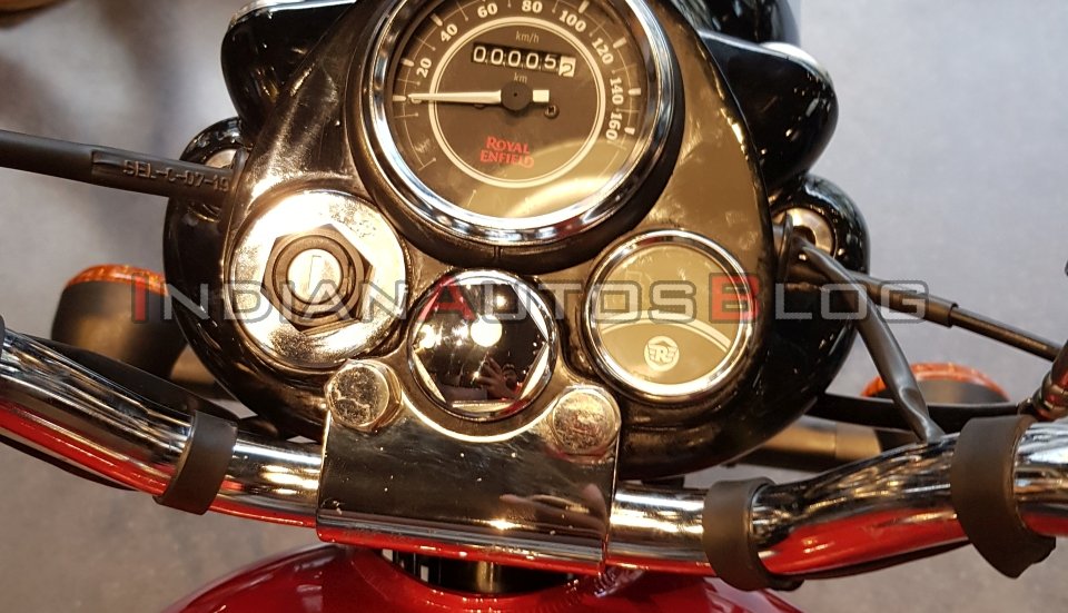 Bảng đồng hồ analog trên Royal Enfield Bullet 350 Bảng đồng hồ analog trên Royal Enfield Bullet 350