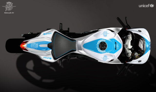Chiếc xe mang bộ tem xanh trắng đậm chất hòa bình của Unicef
