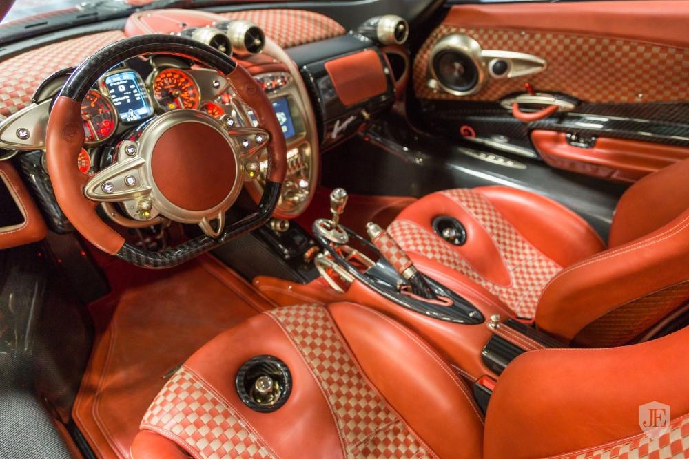 Pagani Huayra Lampo có nội thất bọc da màu nâu cùng các họa tiết bàn cờ lạ mắt Pagani Huayra Lampo có nội thất bọc da màu nâu cùng các họa tiết bàn cờ lạ mắt