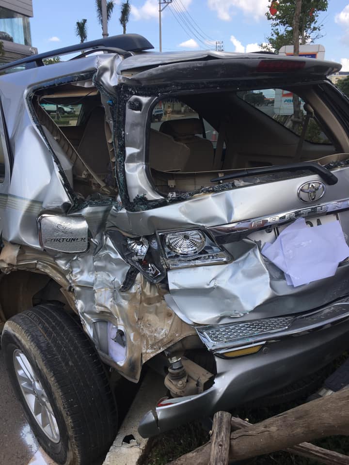 Chiếc Toyota Fortuner biến dạng phần đuôi xe Chiếc Toyota Fortuner biến dạng phần đuôi xe