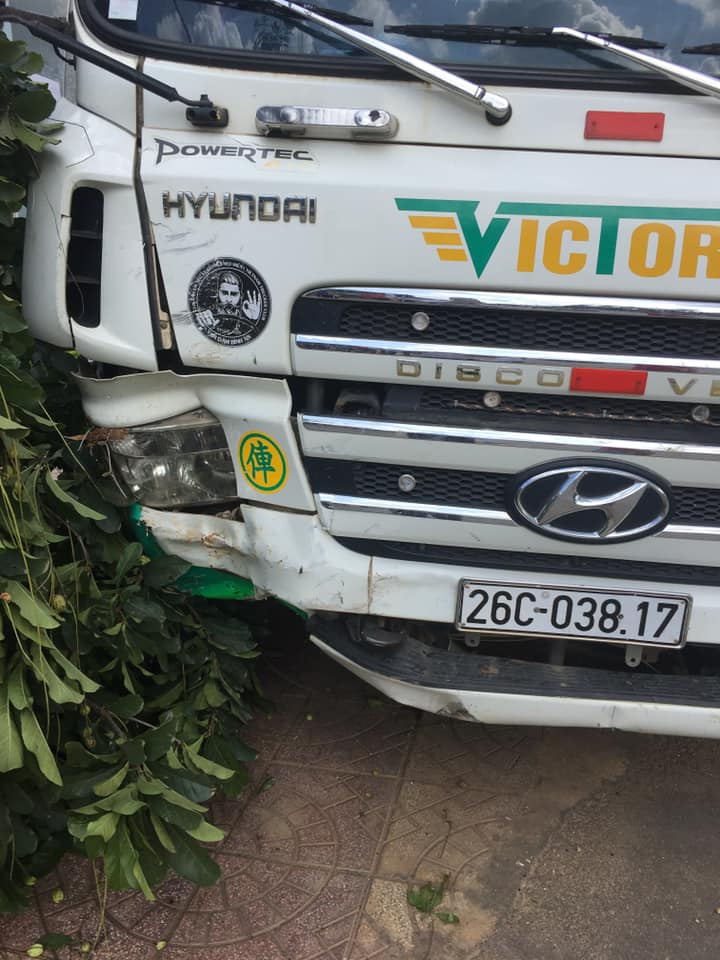 Chiếc xe bồn bị hỏng phần đầu xe Chiếc xe bồn bị hỏng phần đầu xe