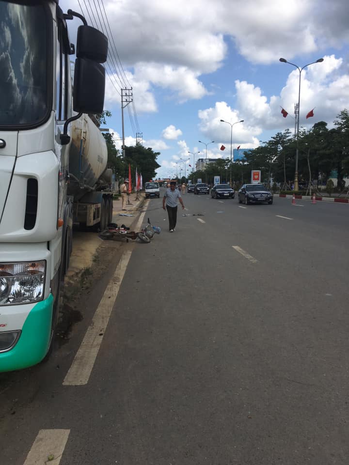 Chiếc xe đạp điện của người phụ nữ tại hiện trường vụ tai nạn Chiếc xe đạp điện của người phụ nữ tại hiện trường vụ tai nạn