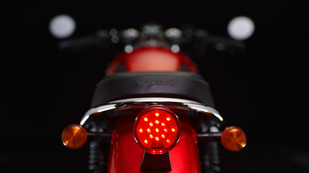 Phía sau, xe được trang bị phuộc lò xo đôi cổ điển đến từ hãng đồ độ YSS Phía sau, xe được trang bị phuộc lò xo đôi cổ điển đến từ hãng đồ độ YSS