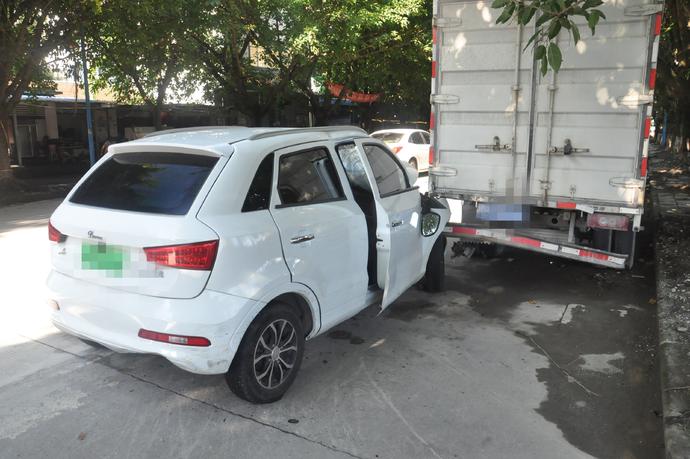 Chiếc SUV màu trắng tông trúng đuôi chiếc ô tô tải đang đỗ bên đường Chiếc SUV màu trắng tông trúng đuôi chiếc ô tô tải đang đỗ bên đường
