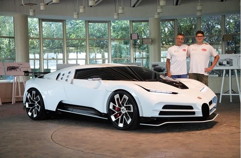 Bugatti Centodieci sở hữu phần thân vỏ khác biệt đáng kể so với Chiron và gợi liên tưởng đến EB110 Super Sport Bugatti Centodieci sở hữu phần thân vỏ khác biệt đáng kể so với Chiron và gợi liên tưởng đến EB110 Super Sport
