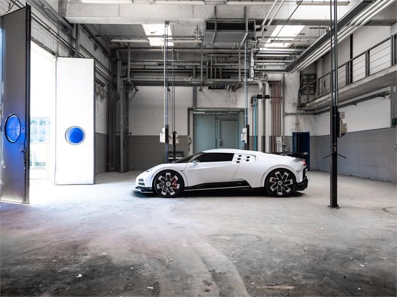 Bugatti Centodieci còn được bổ sung cửa mới và thanh ba-bô-lê dành riêng Bugatti Centodieci còn được bổ sung cửa mới và thanh ba-bô-lê dành riêng