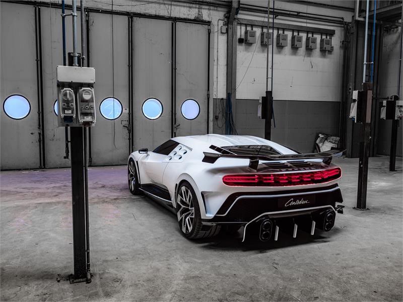 Bugatti Centodieci nhìn từ phía sau Bugatti Centodieci nhìn từ phía sau