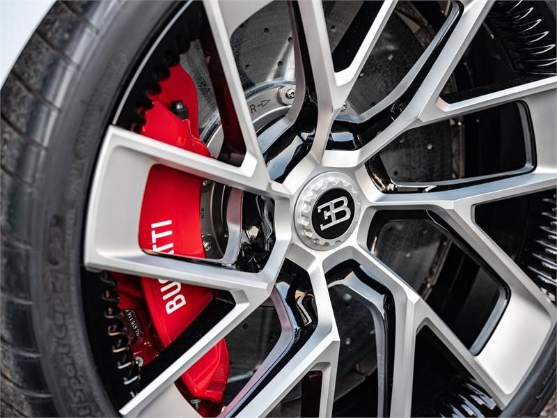 Bên sườn của Bugatti Centodieci xuất hiện bộ vành hợp kim sơn màu trắng phối đen Bên sườn của Bugatti Centodieci xuất hiện bộ vành hợp kim sơn màu trắng phối đen