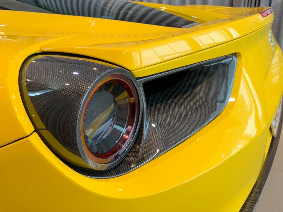 Và ốp đèn hậu cũng bằng carbon Và ốp đèn hậu cũng bằng carbon