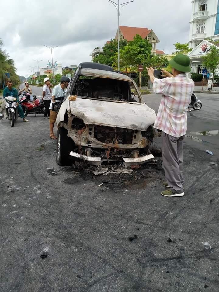 Chiếc Toyota Land Cruiser Prado cháy trơ khung ở đầu xe Chiếc Toyota Land Cruiser Prado cháy trơ khung ở đầu xe