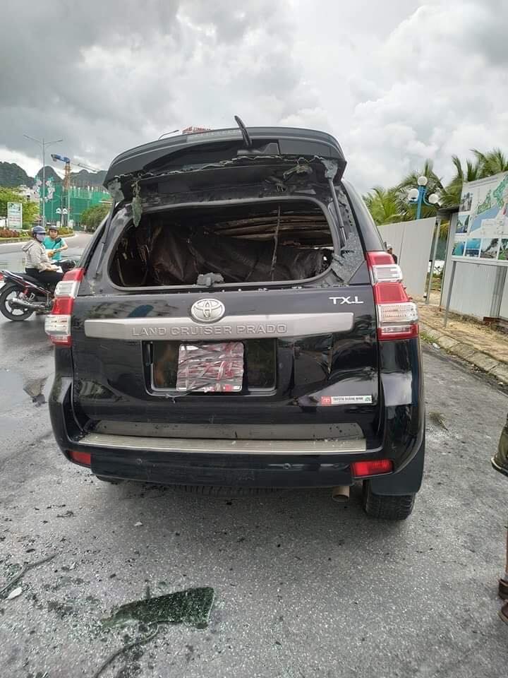 Chiếc Toyota Land Cruiser Prado vỡ kính cả trước lẫn sau Chiếc Toyota Land Cruiser Prado vỡ kính cả trước lẫn sau