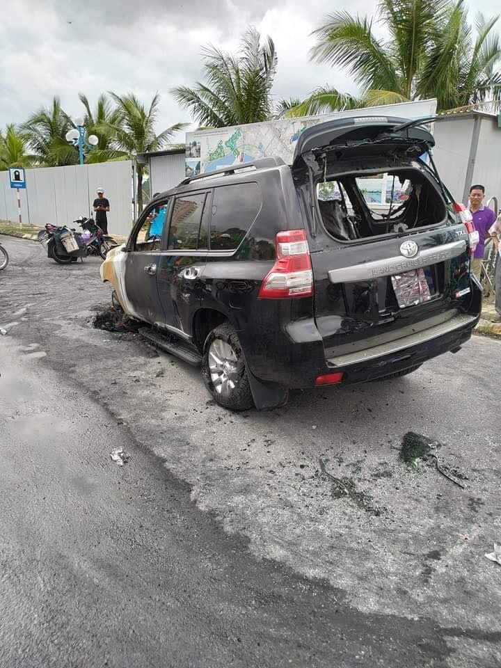 3 bánh xe của chiếc SUV 7 chỗ đều bị hỏng 3 bánh xe của chiếc SUV 7 chỗ đều bị hỏng