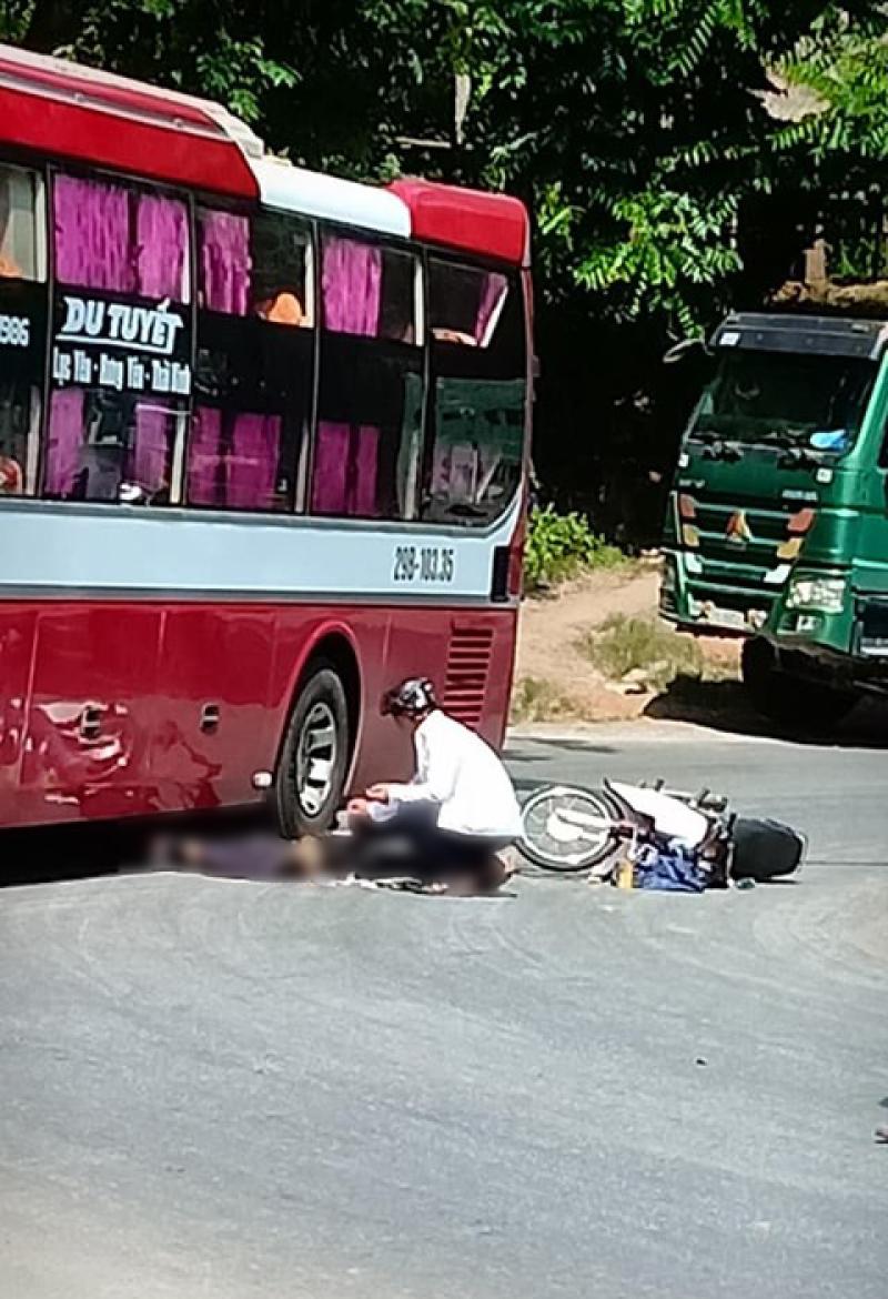 Hiện trường vụ tai nạn khiến nam thanh niên đi xe máy tử vong tại chỗ Hiện trường vụ tai nạn khiến nam thanh niên đi xe máy tử vong tại chỗ