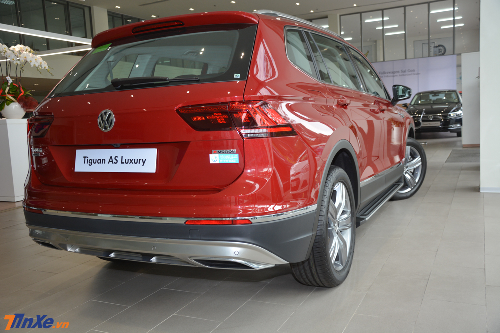 Còn đây là màu đỏ của Volkswagen Tiguan Allspace phiên bản cao cấp nhất