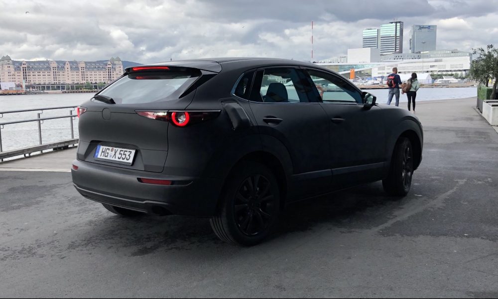 Nó được sơn ngụy trang màu đen hoàn toàn và có váng vẻ giống SUV CX-5