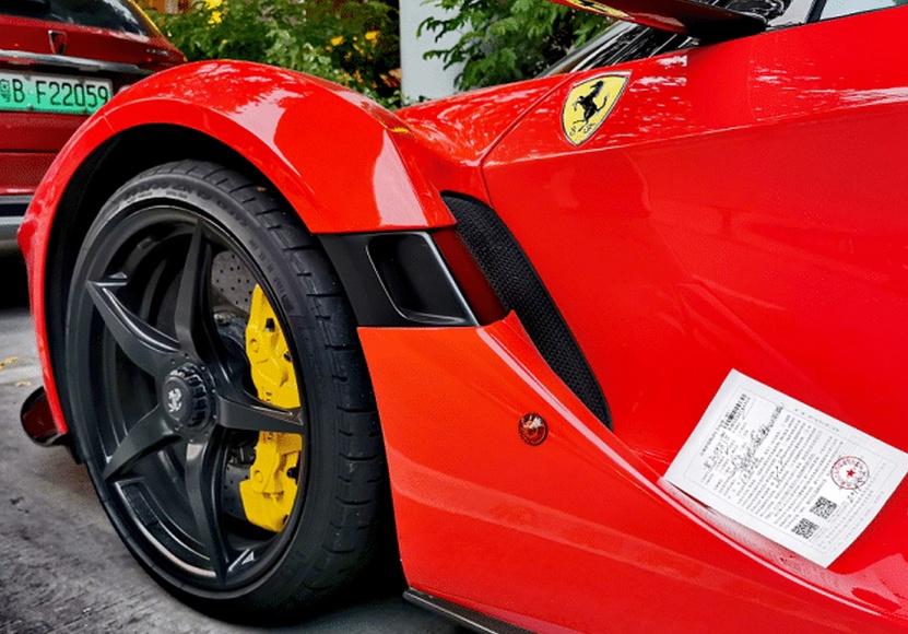 Tờ giấy phạt của cảnh sát để lại ngay cửa chiếc siêu xe Ferrari LaFerrari Aperta 