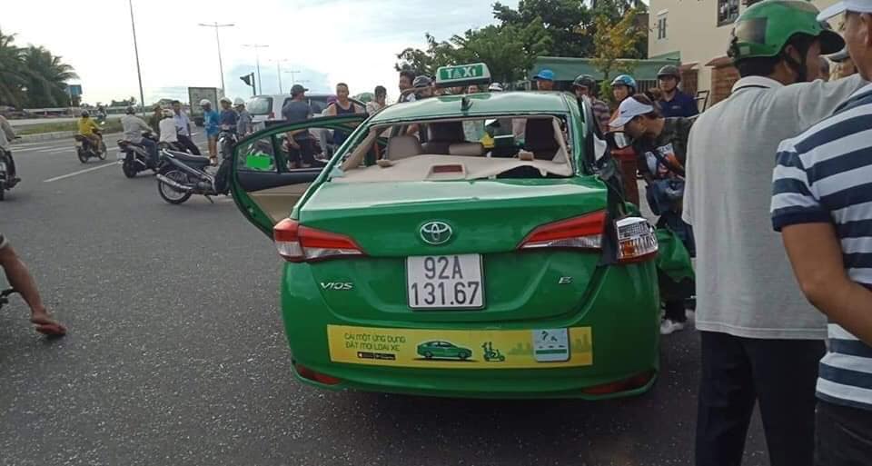 Hiện trường vụ tai nạn giữa taxi và ô tô tải Hiện trường vụ tai nạn giữa taxi và ô tô tải