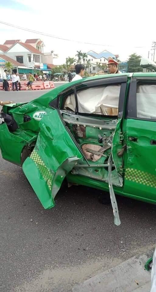 Chiếc taxi Toyota Vios đời mới bị hỏng khá nặng sau vụ tai nạn Chiếc taxi Toyota Vios đời mới bị hỏng khá nặng sau vụ tai nạn
