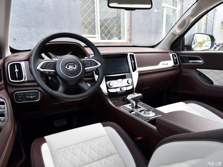 Nội thất trong xe có nhiều chi tiết bọc da trọng sang trọng, kèm hệ thống lái công nghệ