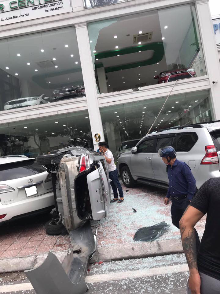Bên cạnh đó, chiếc Lexus RCX350 cũng bị hư hỏng nhẹ. Còn chiếc Toyota Vios thì bị thiệt hại khá nặng nề. Bên cạnh đó, chiếc Lexus RCX350 cũng bị hư hỏng nhẹ. Còn chiếc Toyota Vios thì bị thiệt hại khá nặng nề.