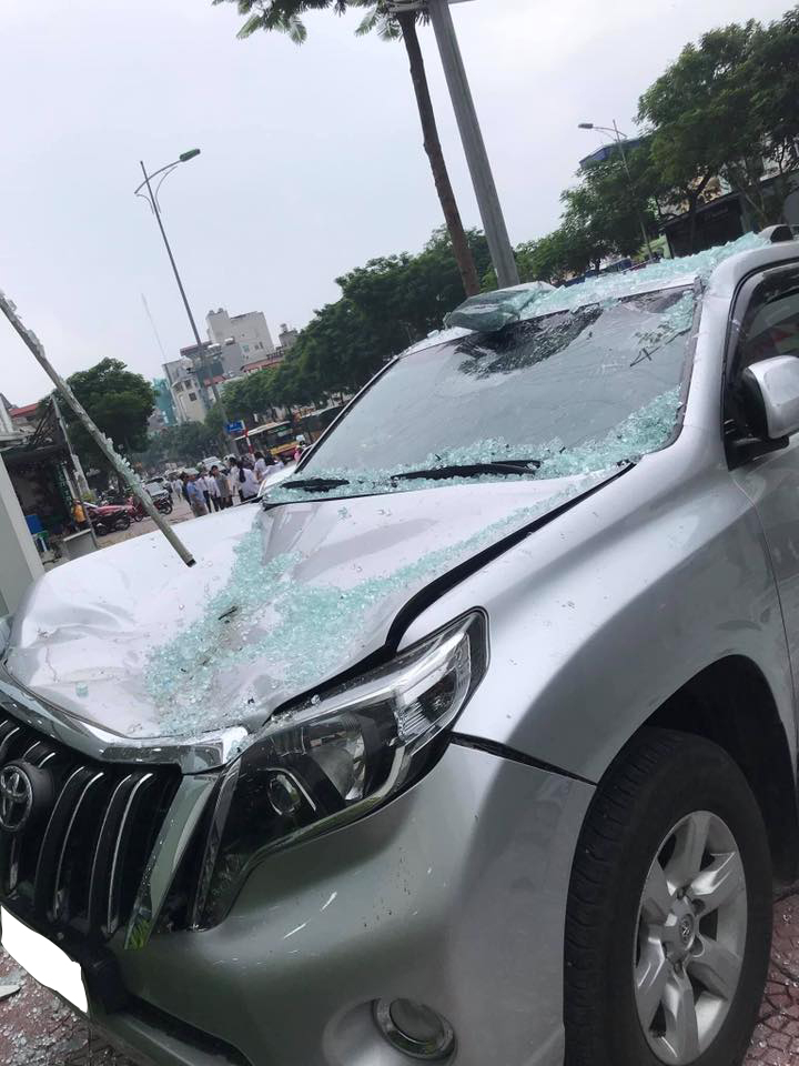 Chiếc xe Toyota Prado bị hư hại khá nặng ở phần đầu xe. Chiếc xe Toyota Prado bị hư hại khá nặng ở phần đầu xe.