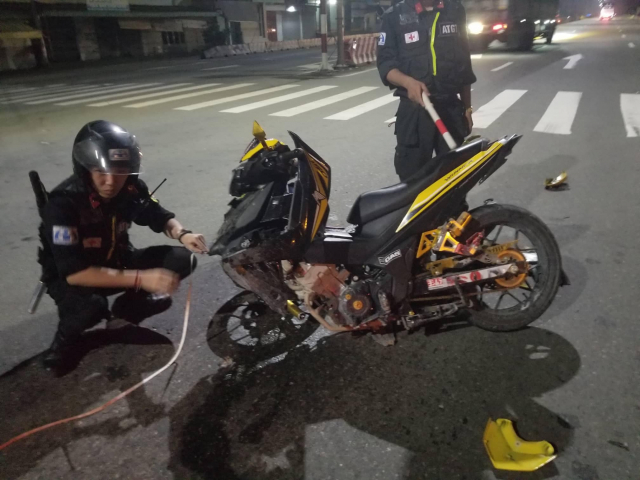 Chiếc xe bị hư hỏng nặng nề, gãy cổ phốt và dàn vỏ đầu sau cú đâm mạnh Chiếc xe bị hư hỏng nặng nề, gãy cổ phốt và dàn vỏ đầu sau cú đâm mạnh