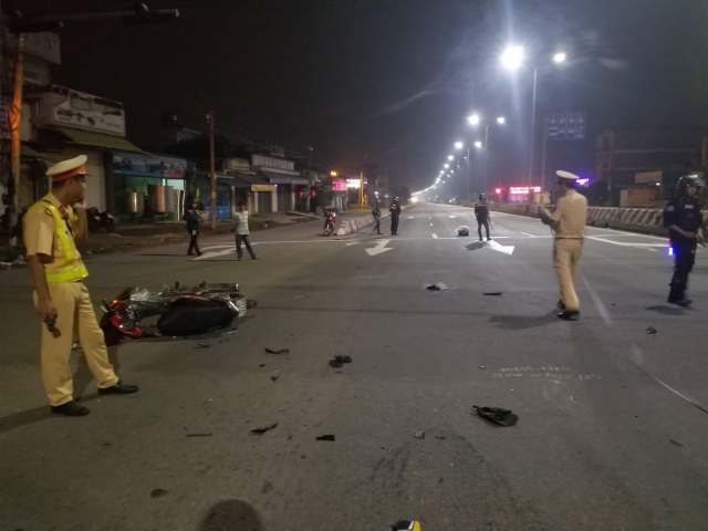 Hiện trường vụ tai nạn nghiêm trọng giữa 2 xe máy xảy ra trên Quốc lộ 51 (Ảnh: Facebook) Hiện trường vụ tai nạn nghiêm trọng giữa 2 xe máy xảy ra trên Quốc lộ 51 (Ảnh: Facebook)