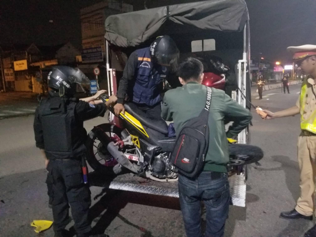 Chiếc xe được lực lượng chức năng cho lên xe nâng đưa đi ngay sau đó Chiếc xe được lực lượng chức năng cho lên xe nâng đưa đi ngay sau đó