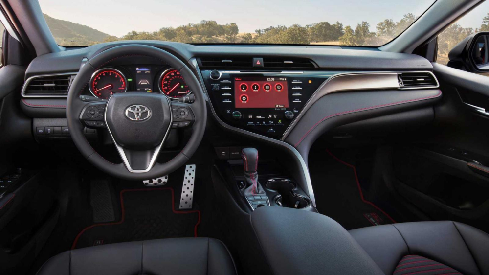 Nội thất màu đen và đỏ của Toyota Camry TRD 2020 Nội thất màu đen và đỏ của Toyota Camry TRD 2020