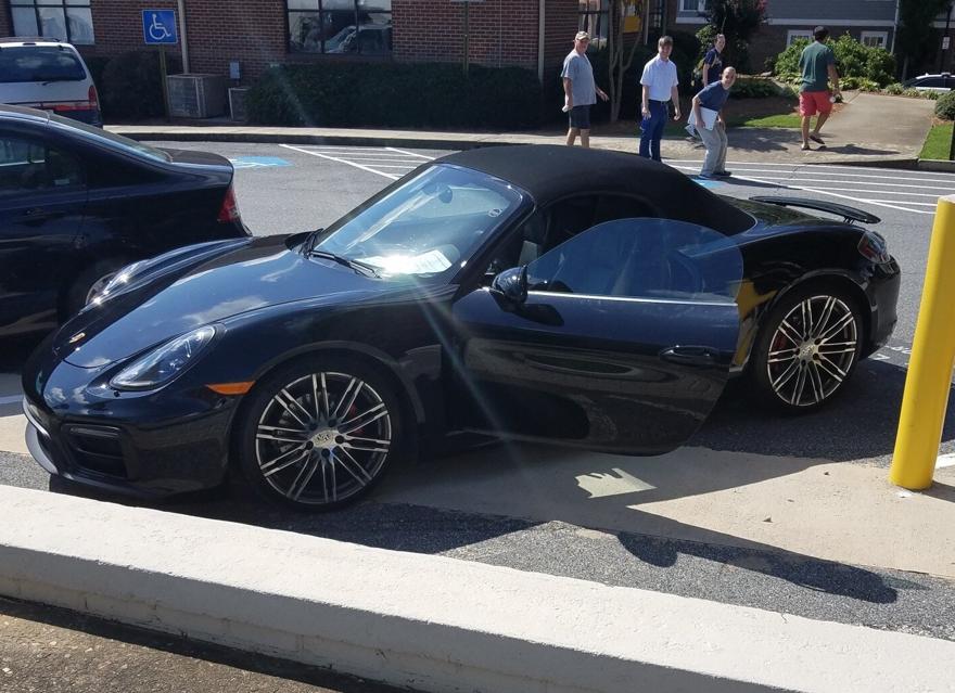 Chiếc Porsche với tờ giấy xác nhận có gài bom đã thu hút sự chú ý của người dân và cảnh sát địa phương