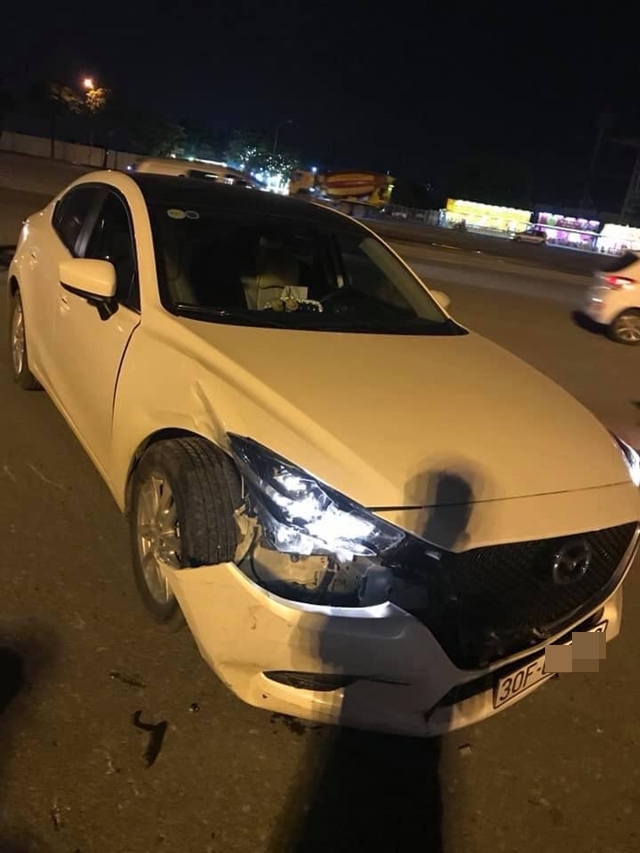 Chiếc xe ô tô con mang nhãn hiệu Mazda 3 bị hư hỏng phần đầu, bung cản trước sau cú va chạm Chiếc xe ô tô con mang nhãn hiệu Mazda 3 bị hư hỏng phần đầu, bung cản trước sau cú va chạm