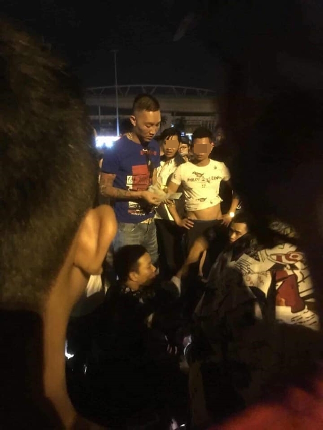 Hot Streamer Huấn Hoa Hồng xuất hiện tại hiện trường vụ tai nạn (Ảnh: Facebook) Hot Streamer Huấn Hoa Hồng xuất hiện tại hiện trường vụ tai nạn (Ảnh: Facebook)