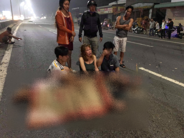 Người nhà của nam thanh niên có mặt tại hiện trường đau xót trước thi thể người thân Người nhà của nam thanh niên có mặt tại hiện trường đau xót trước thi thể người thân