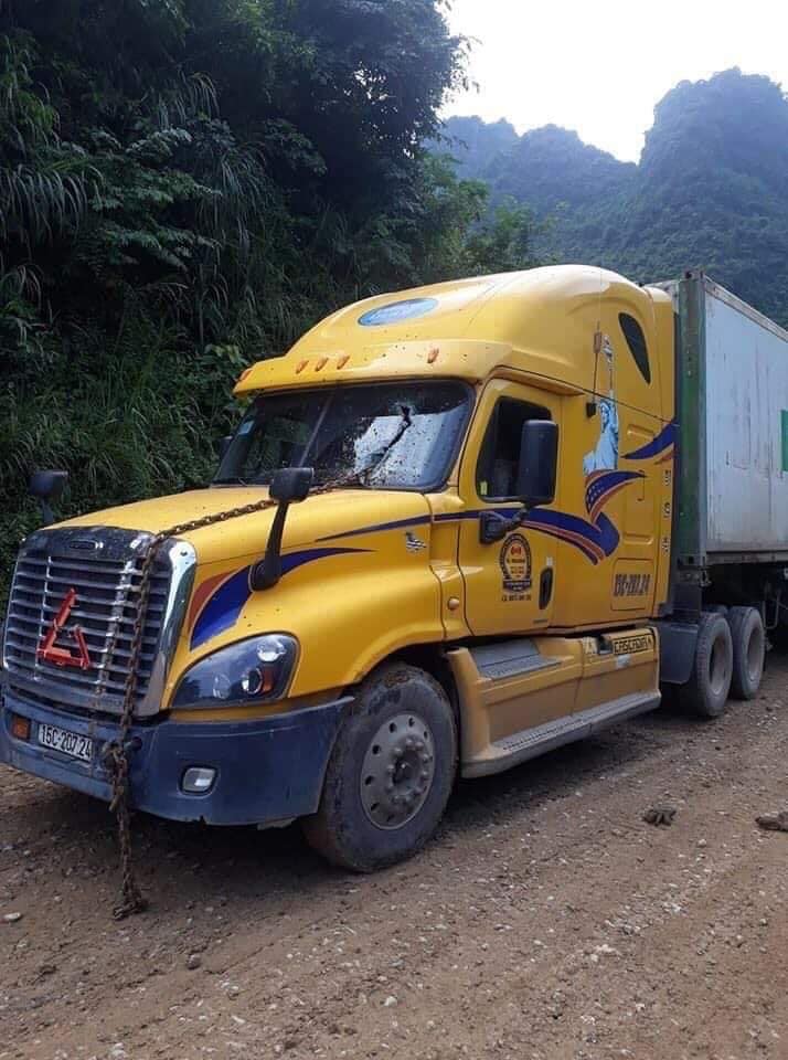 Chiếc xe container được ô tô tải kéo lên dốc Chiếc xe container được ô tô tải kéo lên dốc