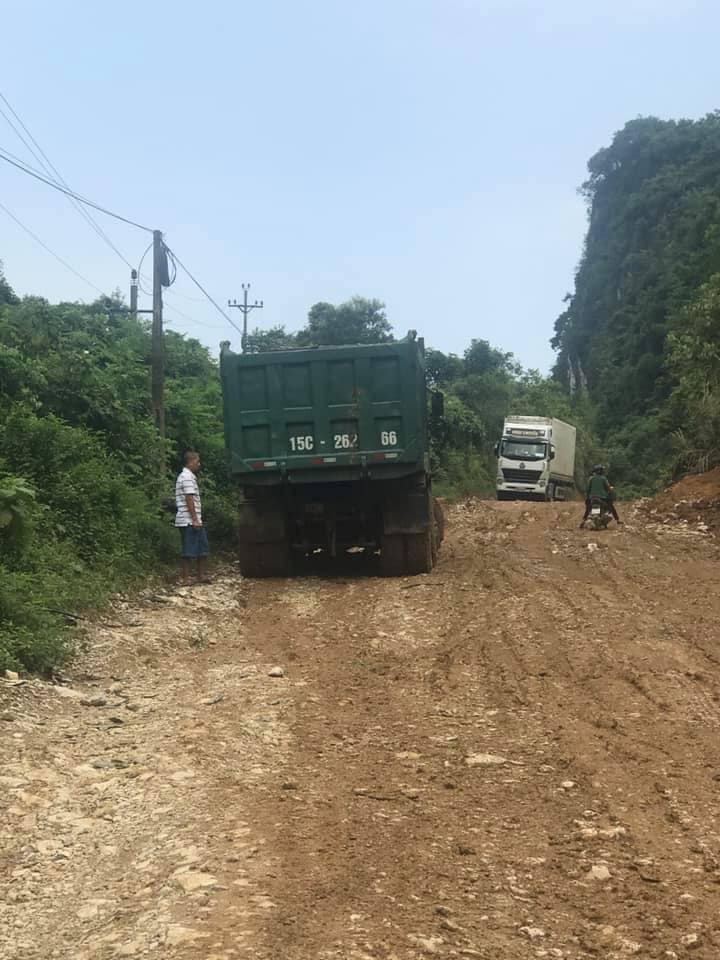 Chiếc ô tô tải tại hiện trường vụ tai nạn Chiếc ô tô tải tại hiện trường vụ tai nạn
